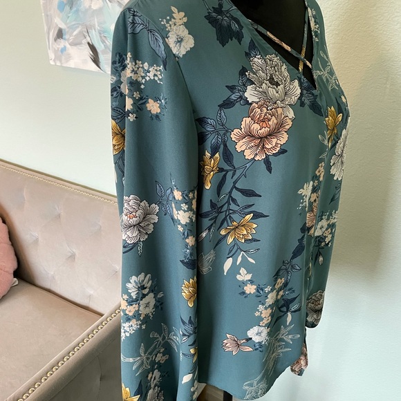 Floral knotted teal blouse - Picture 2 of 12